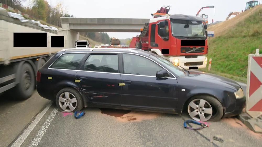 Honička u Jítravy. Ujíždějící auto zastavil až zastavovací pás, silnice byla uzavřená
