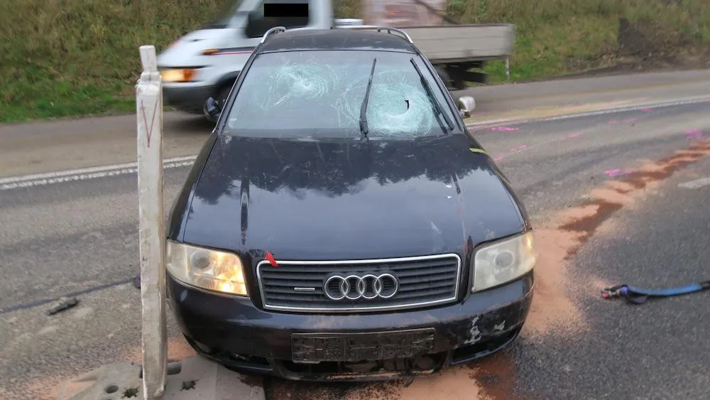 Honička u Jítravy. Ujíždějící auto zastavil až zastavovací pás, silnice byla uzavřená