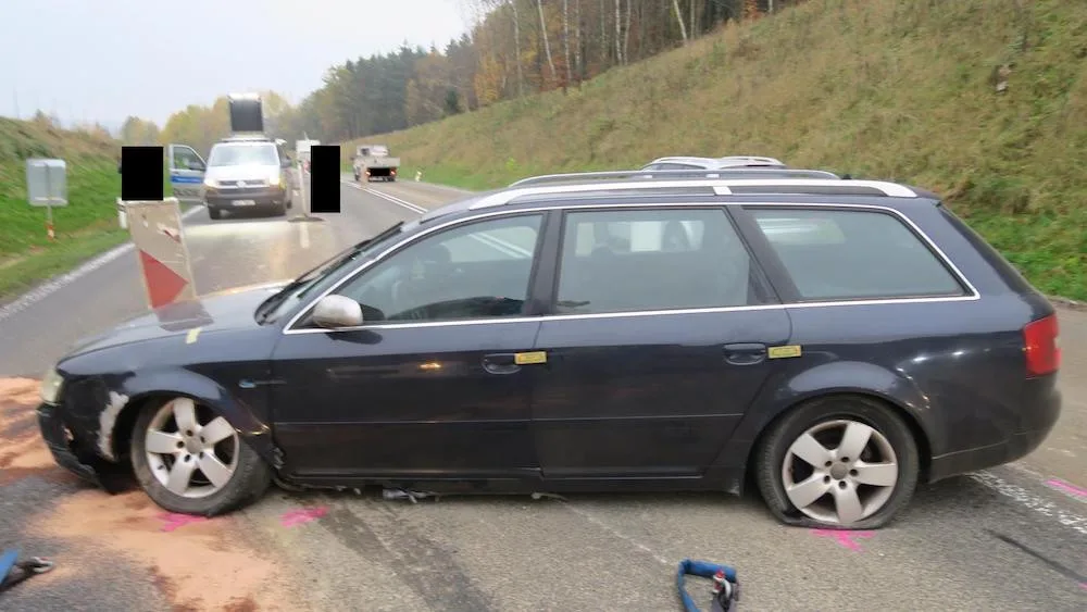 Honička u Jítravy. Ujíždějící auto zastavil až zastavovací pás, silnice byla uzavřená