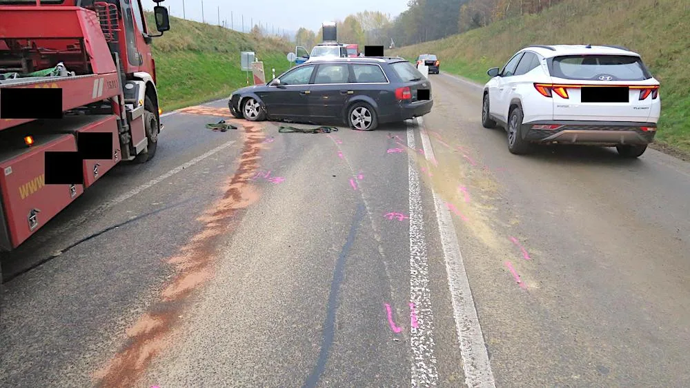 Honička u Jítravy. Ujíždějící auto zastavil až zastavovací pás, silnice byla uzavřená