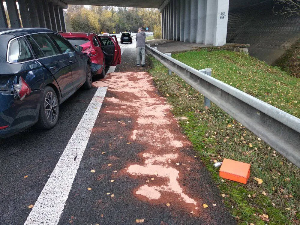 Na nájezdu na silnici 10 u Turnova se srazila čtyři auta. Tři lidé se zranili