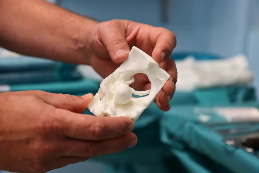 Lékařům v liberecké nemocnici pomáhá 3D tisk. Mohou navrhovat implantáty, tisknout kosti i nádory