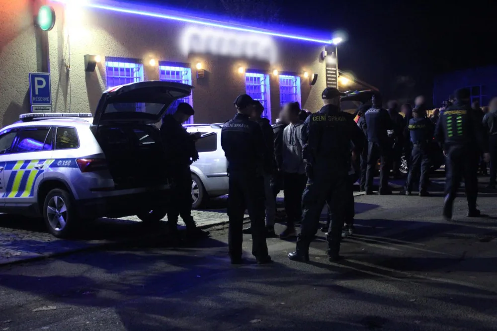 Policisté vyrazili do prodejen, restaurací a klubů. Mladé dívce v Liberci naměřili 1,88 promile