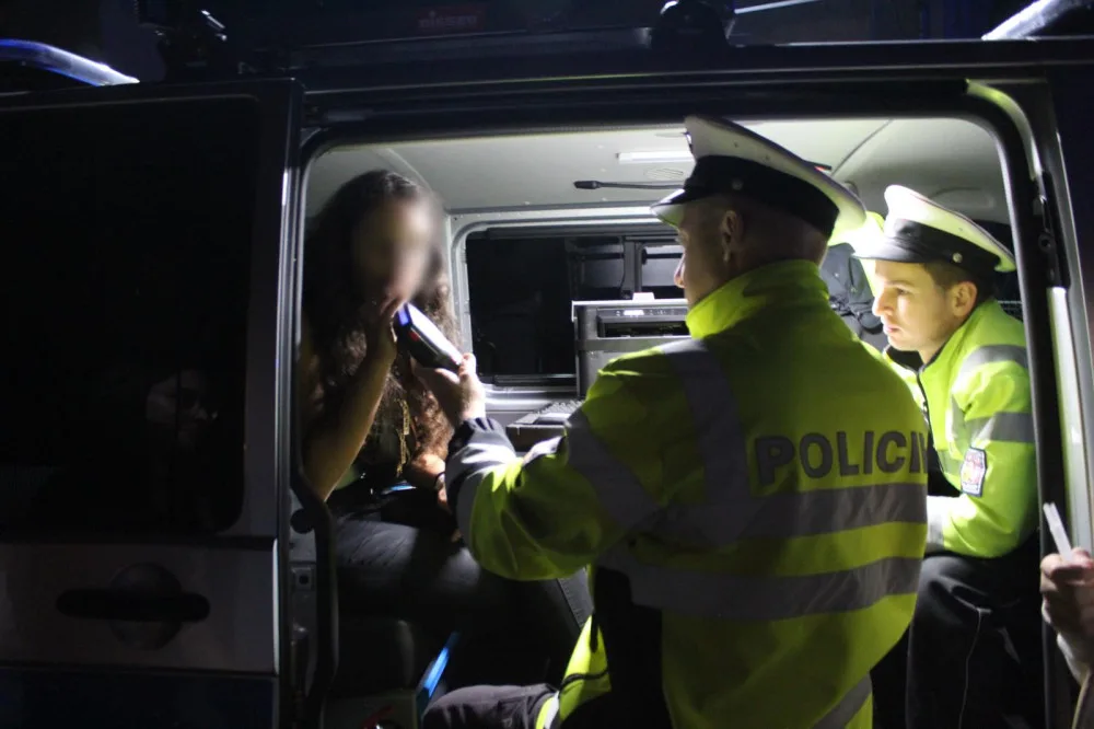 Policisté vyrazili do prodejen, restaurací a klubů. Mladé dívce v Liberci naměřili 1,88 promile