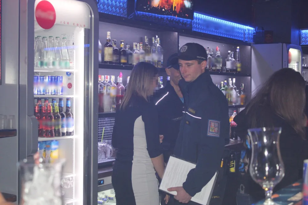 Policisté vyrazili do prodejen, restaurací a klubů. Mladé dívce v Liberci naměřili 1,88 promile
