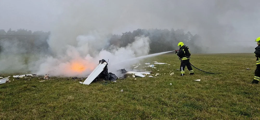 Při nehodě malého letadla v Ralsku zahynul jeden člověk