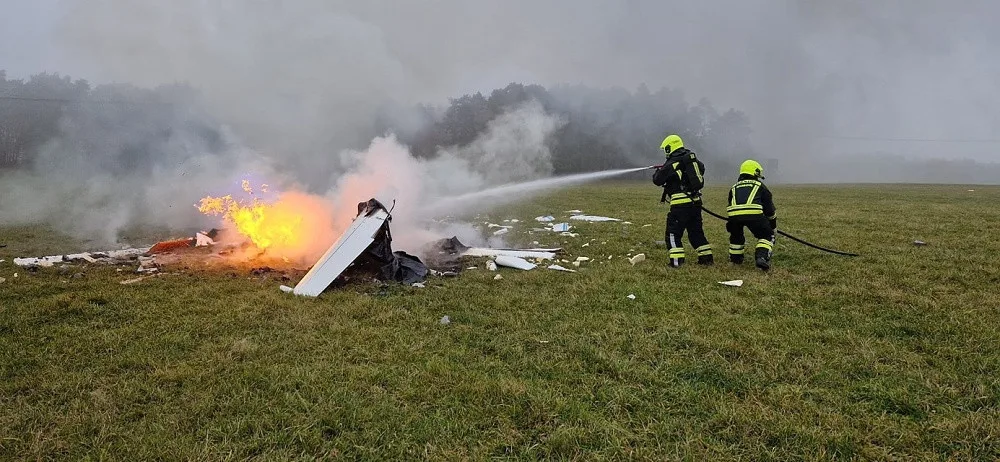 Při nehodě malého letadla v Ralsku zahynul jeden člověk