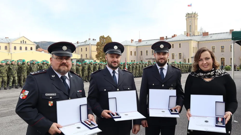 Policisté ocenění Záslužnou medailí Integrovaného záchranného systému