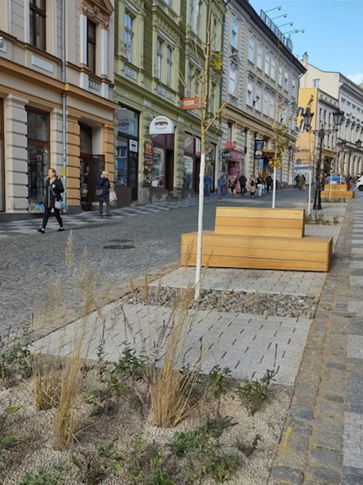 Nově upravené místo v centru Liberce. Ve spodní části Moskevské jsou lavičky i nové stromy