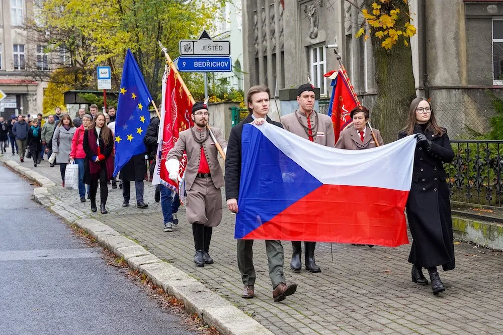 Liberec si připomněl listopad 1989. Městem prošel pochod proti zapomínání