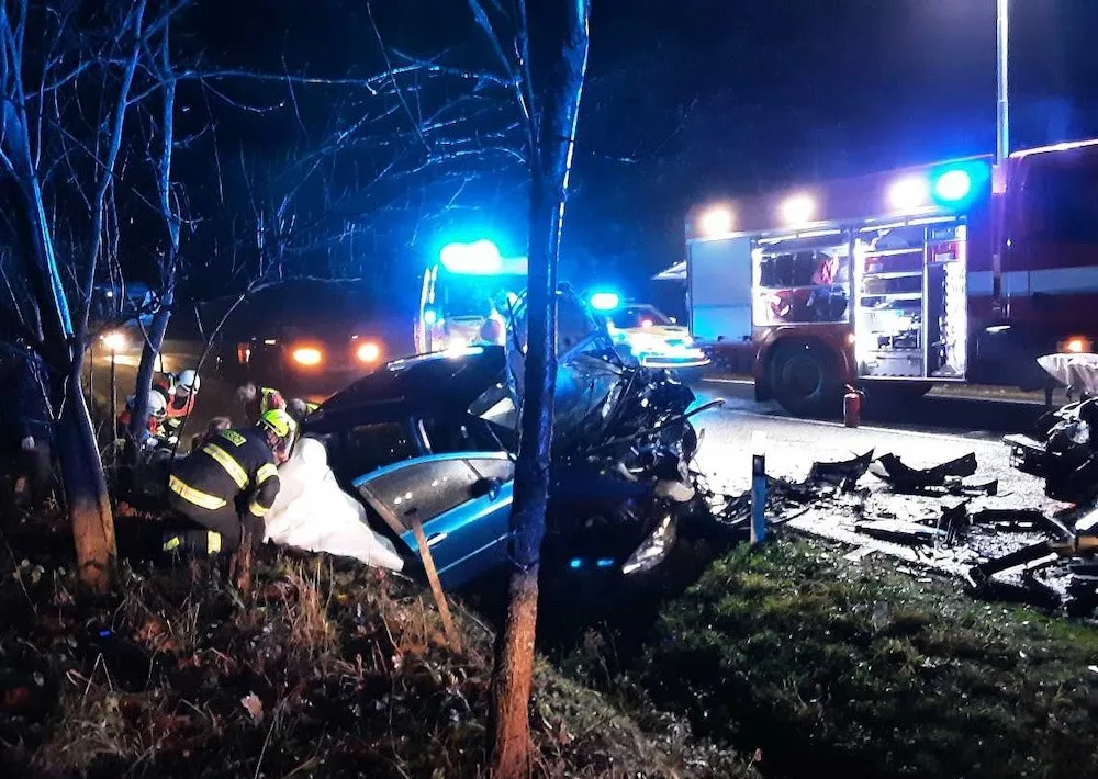 Vážná nehoda u Bělé. Při srážce dvou aut se zranilo osm lidí, čtyři těžce