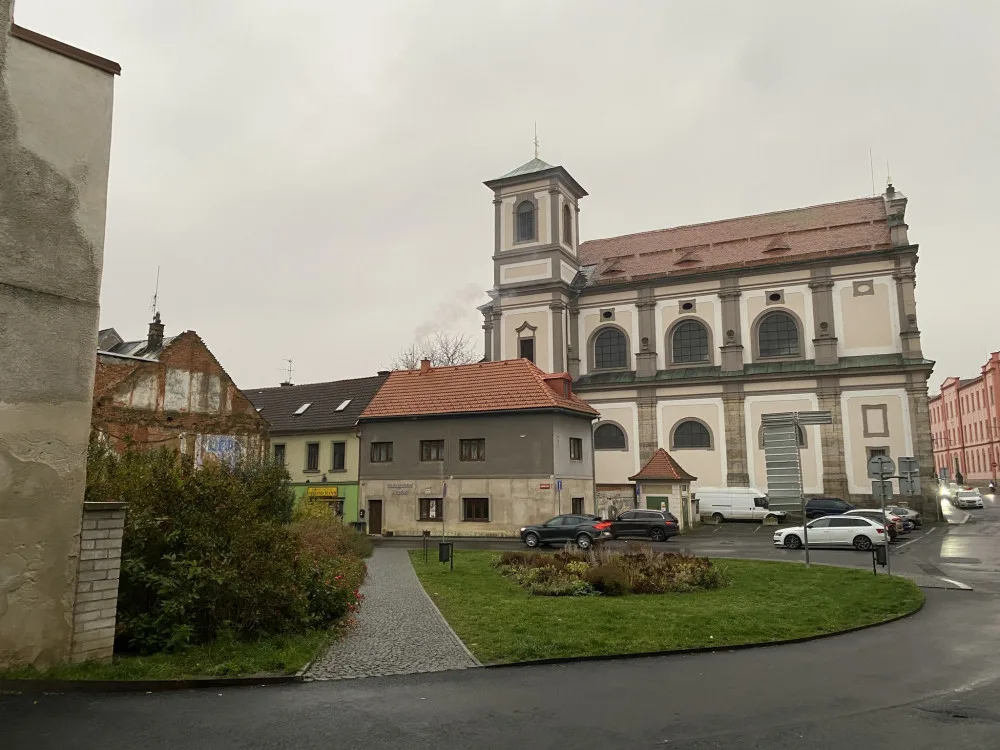 Proluka Jeřábkova náměstí, kde bude nová knihovna stát