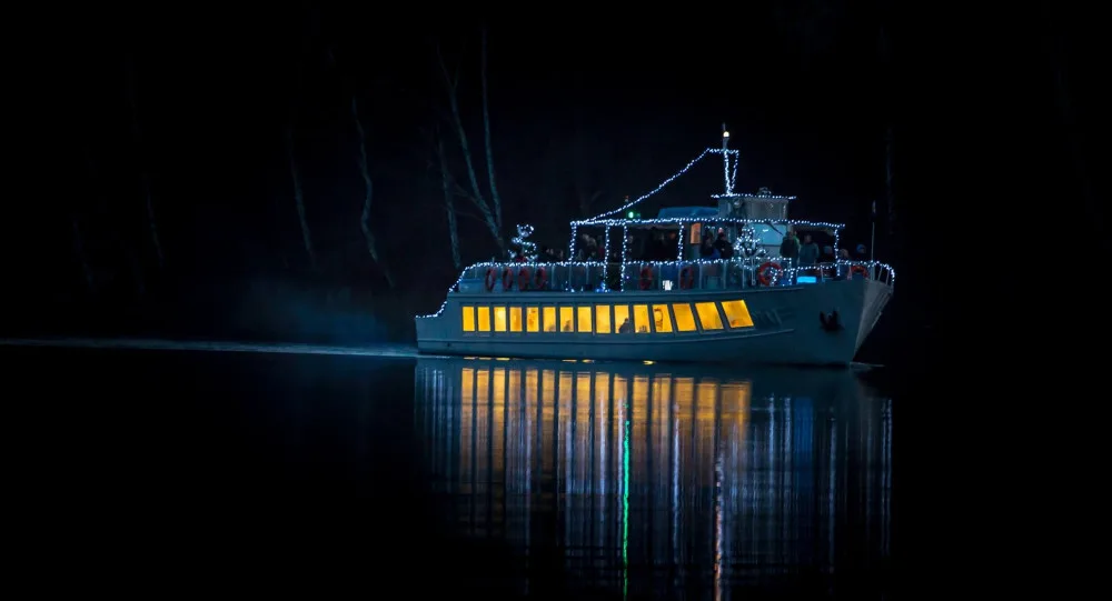 Regata Máchovo jezero připravuje na advent plavby vánočně vyzdobenou lodí Máj