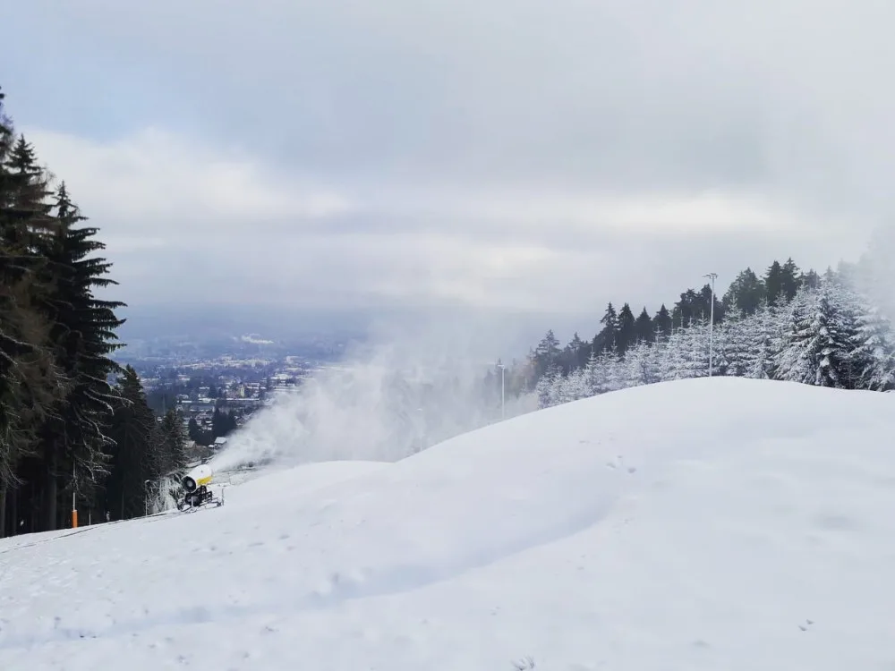 Skiareály začaly s výrobou sněhu. Na Ještědu zasněžovali, i když nová děla ještě nedorazila