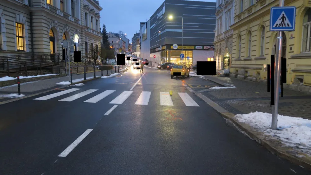 Řidička v Jablonci srazila na přechodu dvě dívky. Se zraněními musely do nemocnice