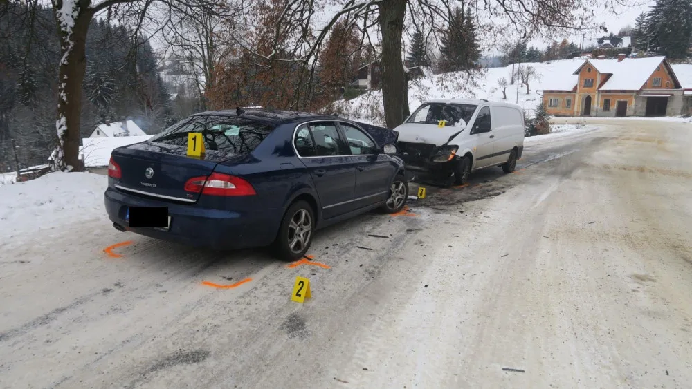 Řidiče na Jablonecku překvapila ledovka, narazil do jiného vozu. Ten dostal pokutu za letní pneumatiky