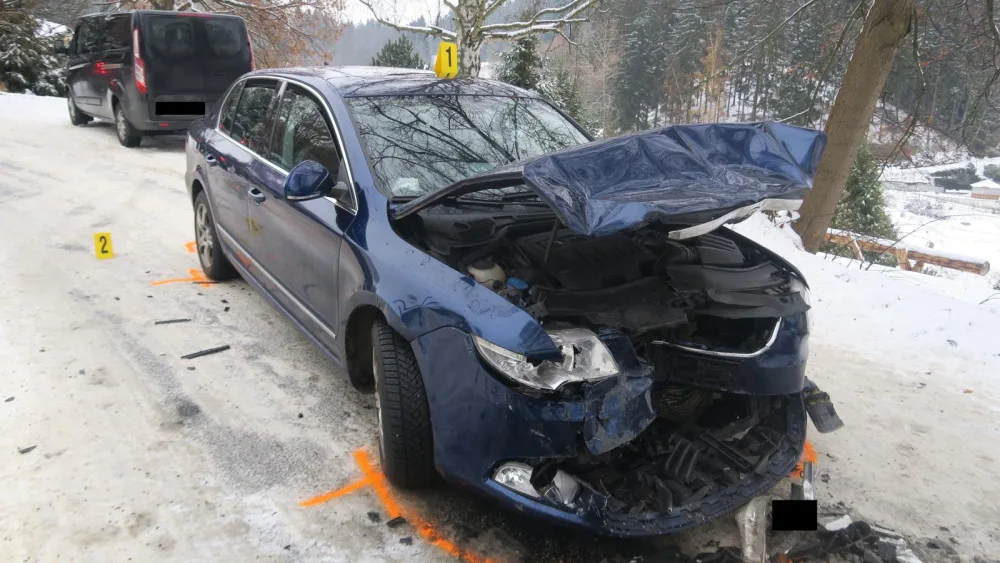 Řidiče na Jablonecku překvapila ledovka, narazil do jiného vozu. Ten dostal pokutu za letní pneumatiky