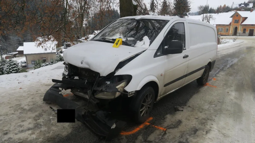 Řidiče na Jablonecku překvapila ledovka, narazil do jiného vozu. Ten dostal pokutu za letní pneumatiky