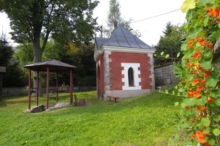 U staré kaple na Semilsku vyvěrá léčivý pramen, který uzdravil poutníky