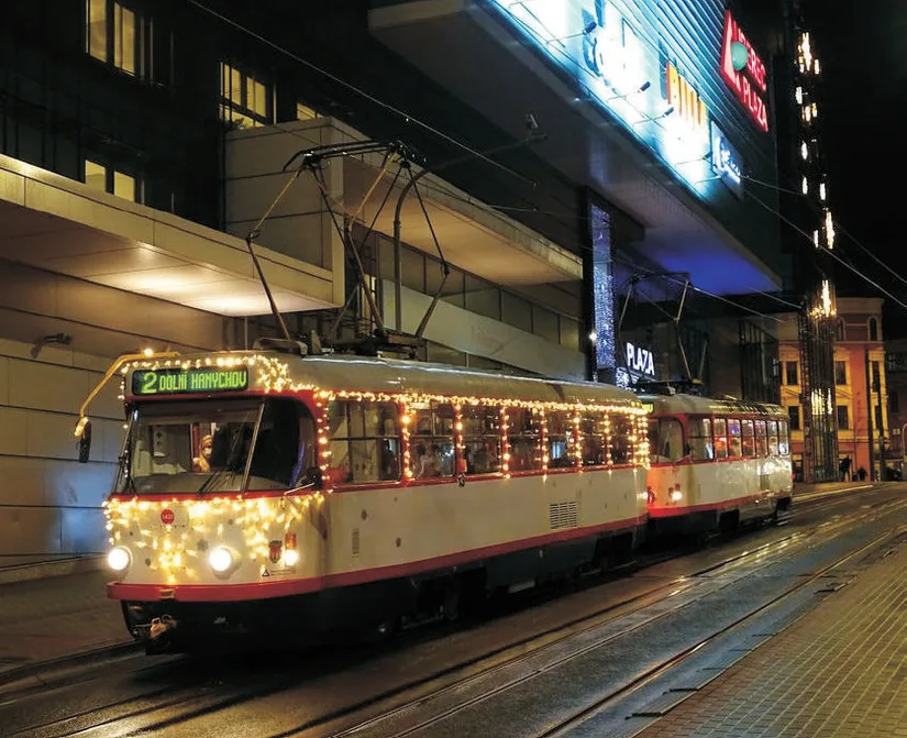 Během první adventní neděle vyjede do ulic Liberce svítící tramvaj. Rozezní se vánočními koledami