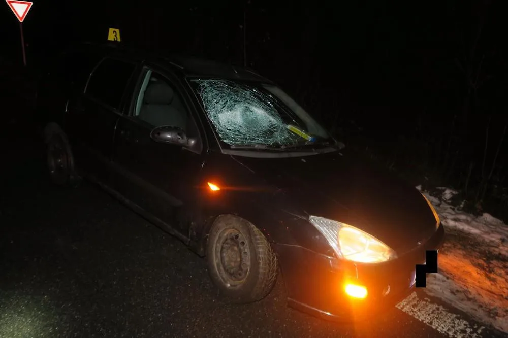 Řidička u Rádla přehlédla ostrůvek, skončila ve svodidlech