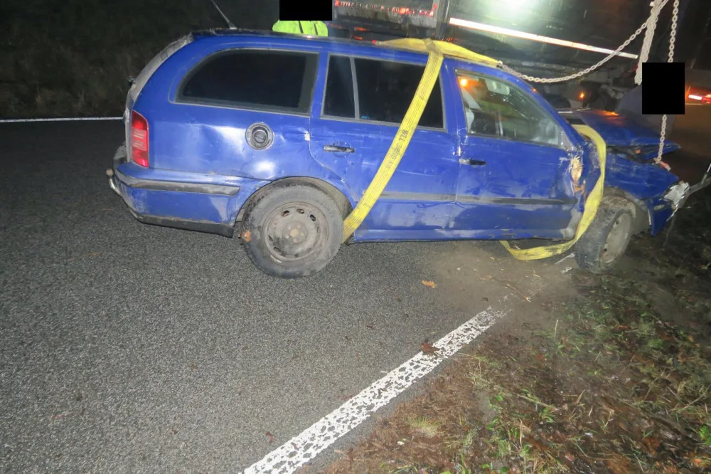 Osmnáctiletá řidička nezvládla řízení. Na Jablonecku narazila do stromů
