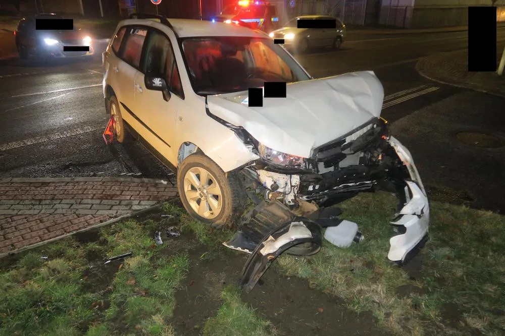 Nedal přednost a došlo ke srážce. Náraz odhodil auto na dům