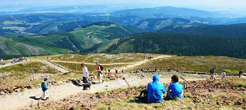 Krkonoše přilákaly na podzim davy turistů a výletníků, bylo hezky a relativně teplo