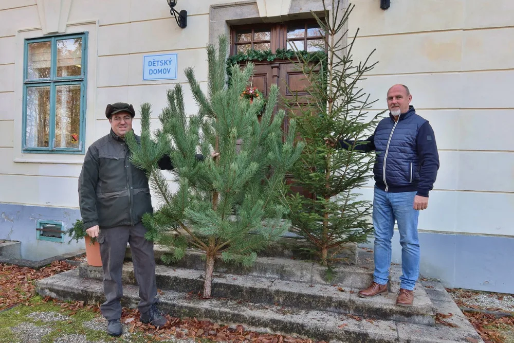 Lesník VLS Aleš Adamec a ředitel DD Jablonné v Podještědí Vlastimil Faltýnek