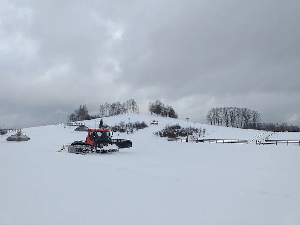 Přírodní sníh umožnil upravit stopu ve Vesci. Nevstupujte do ní, prosí město chodce