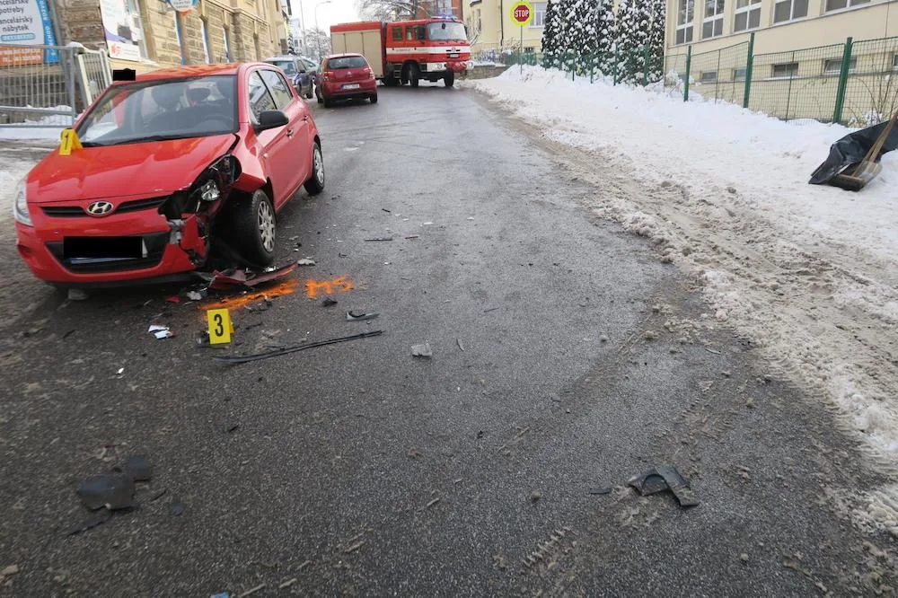 Čelní střet v Jablonci. Řidič jednoho z aut přejel do protisměru