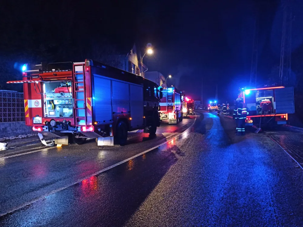Noční požár v Železném Brodě má tragické následky. Zemřel při něm člověk