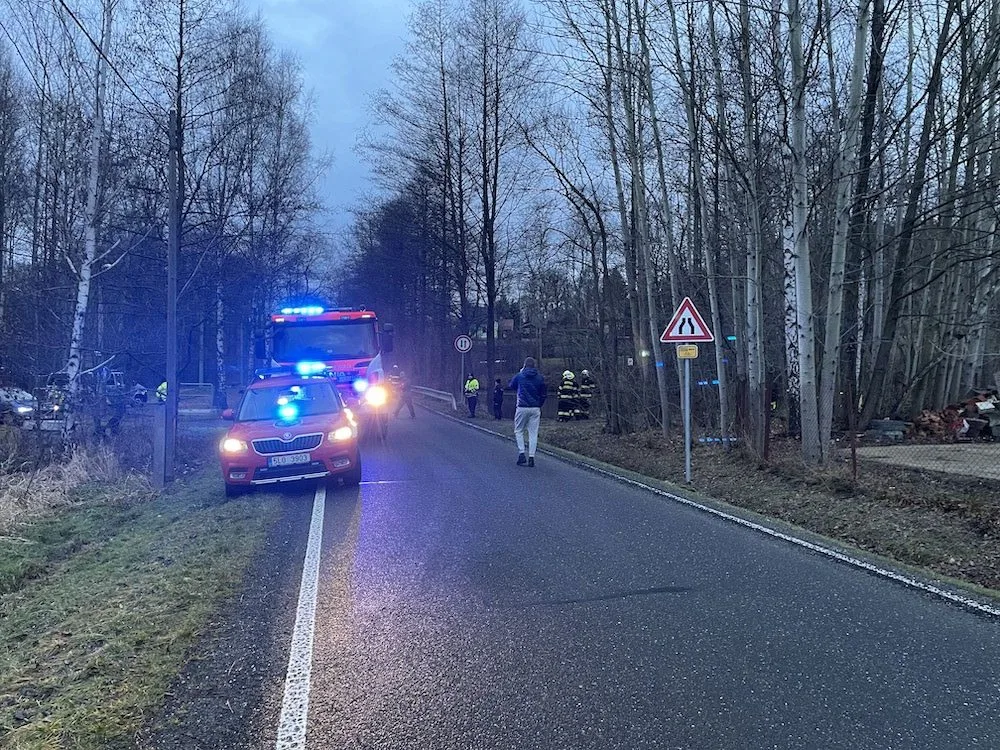 Osobní automobil skončil uprostřed vodní nádrže na Liberecku.