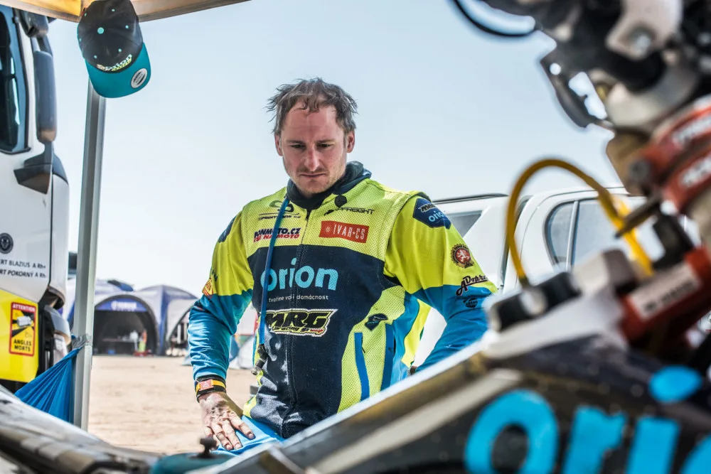 Kolik stojí Dakar? Ještě sedíš doma u salátu a už seš v tom za desítky tisíc eur, říká jezdec Martin Michek