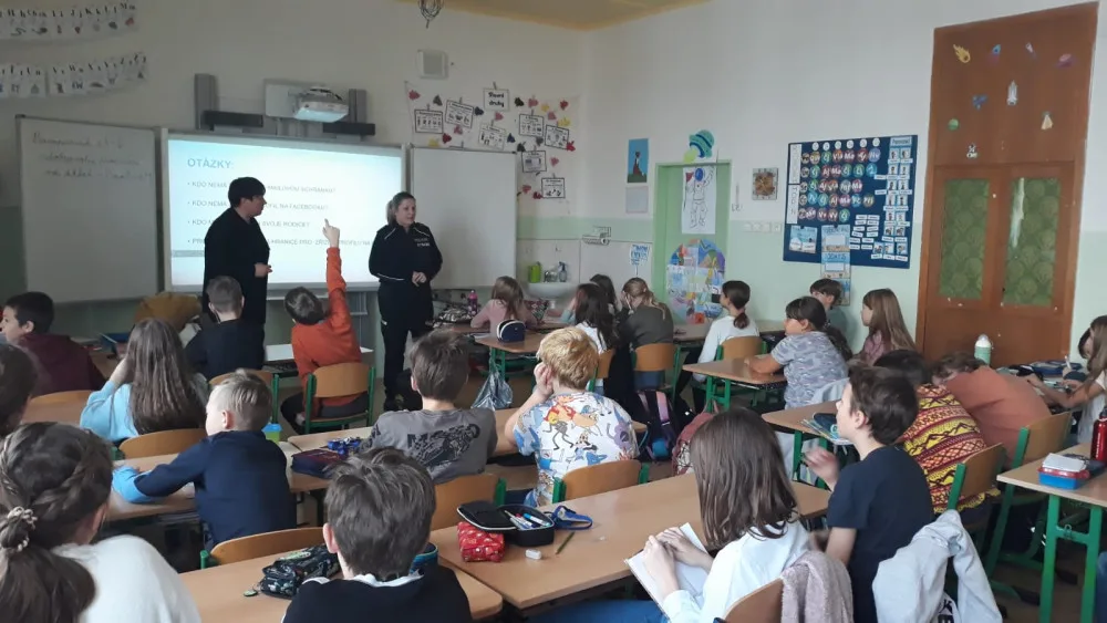 Liberečtí policisté přednášejí o bezpečnosti i dětem z Ukrajiny. Navštěvují zejména základní školy