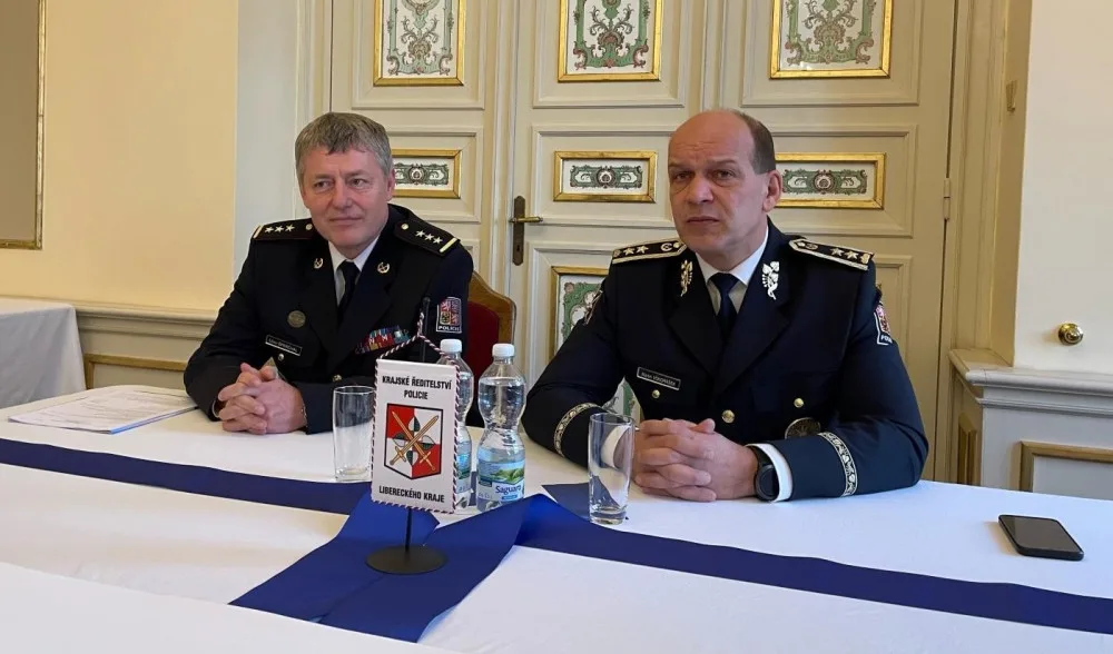 Nového ředitele Policie ČR v Libereckém kraji Libora Špráchala (vlevo) uvedl do funkce policejní prezident Martin Vondrášek.