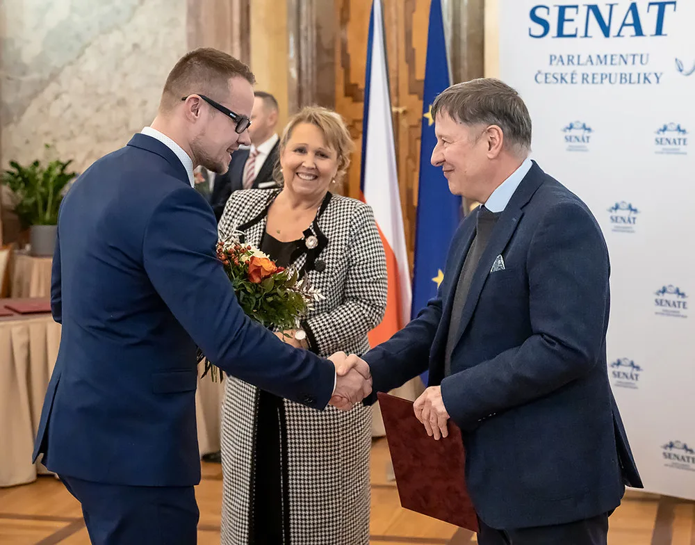 Mladý vědec Jakub Erben (vlevo) za svůj výzkum na Technické univerzitě v Liberci obdržel cenu od ministra školství Vladimíra Balaše. 