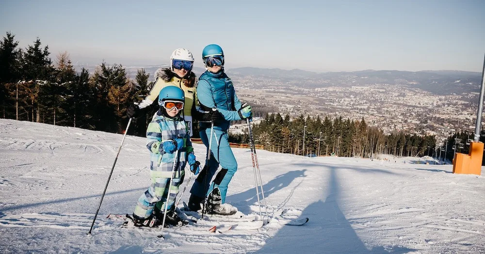 Leden na Ještědu? Nejlepší lyžovačka v širokém okolí, poloprázdné sjezdovky a celodenní skipasy od 370 korun