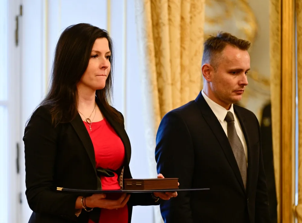 Vlevo je vdova po vyznamenaném Lenka Dvořáková, vpravo bratr vyznamenaného Bořivoj Dvořák.