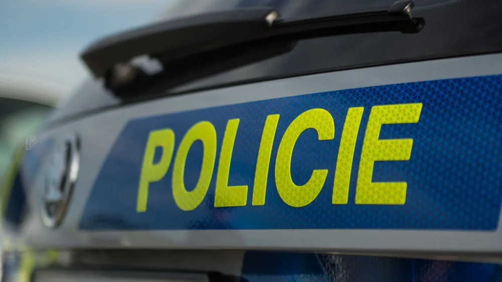 Auto srazilo chlapce při cestě do školy. Řidič ujel a hledá ho policie