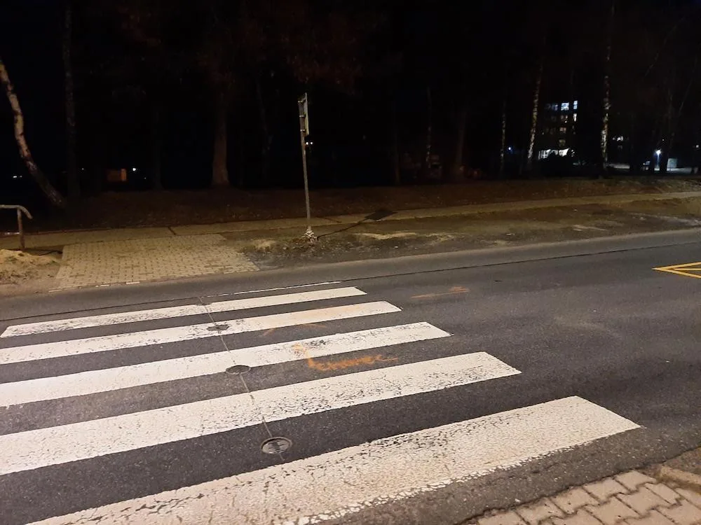 Řidič na přechodu srazil ženu. Ta musela do nemocnice