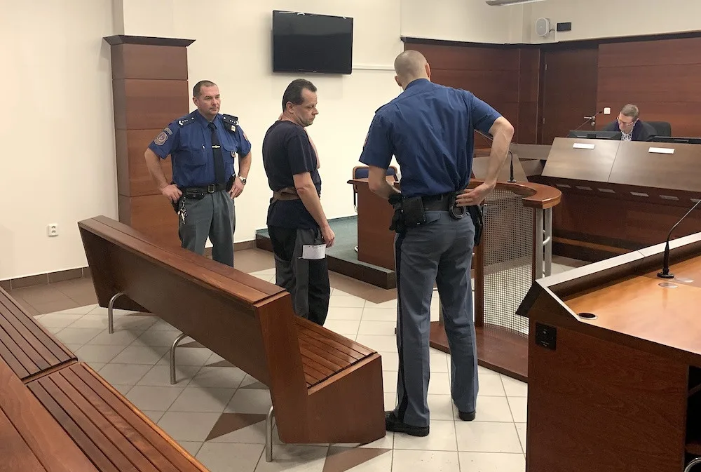 Podle obžaloby maskoval vraždu manželky dopravní nehodou. Zapálit auto se ženou uvnitř ho nutil vyděrač, tvrdil u soudu