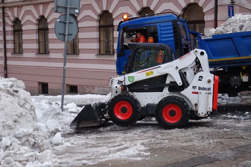 Do zimního úklidu zapojí Jablonec i ukrajinské uprchlíky. Denně bude pracovat až dvacet lidí