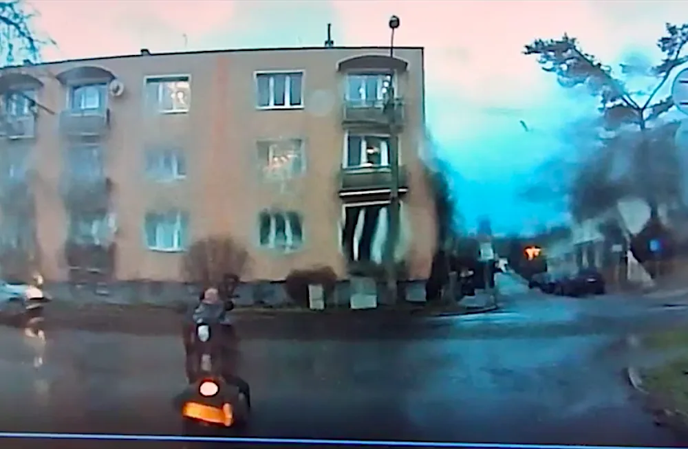 Eskorta s majáky pro ženu na vozíku. Ve městě byla druhý den, zabloudila