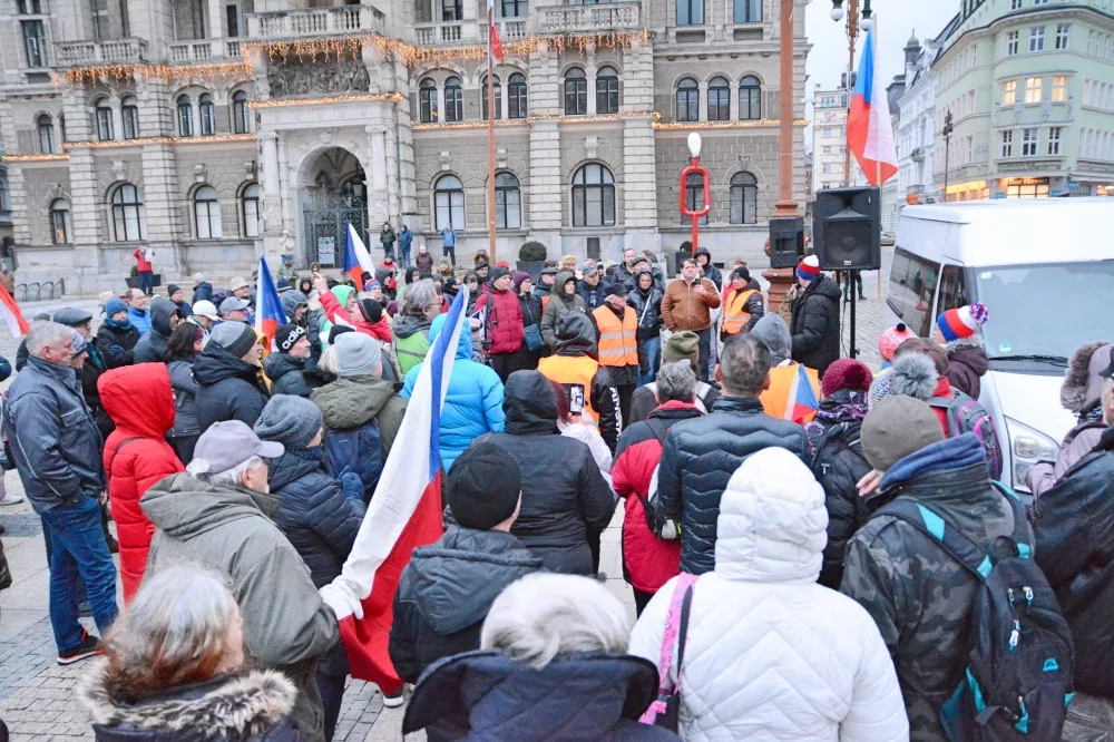 Totalita vs. svoboda? Ladislav Vrábel přilákal na náměstí před radnicí asi dvě stovky lidí