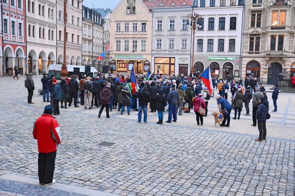 Totalita vs. svoboda? Ladislav Vrábel přilákal na náměstí před radnicí asi dvě stovky lidí