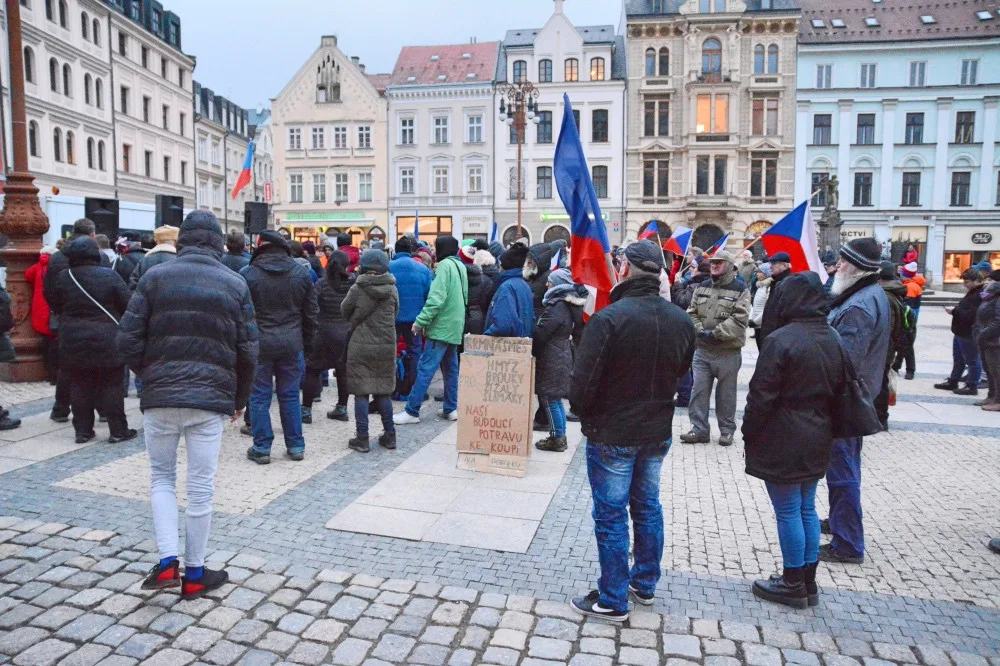 Totalita vs. svoboda? Ladislav Vrábel přilákal na náměstí před radnicí asi dvě stovky lidí