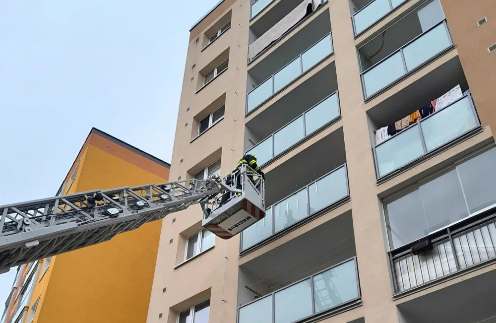Rodiče uvězněné na balkoně pomohli až hasiči.