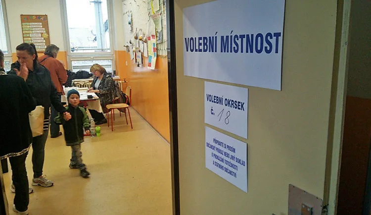 Ve 14 hodin se otevřely volební místnosti.