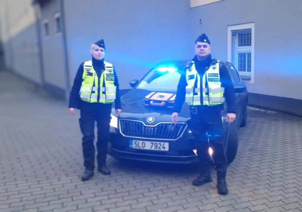 Policisté Iveta Švejkovská a Petru Kanči zachránili mladému muži život. 